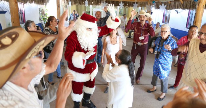 llega santa claus a casa dia de san jose del cabo
